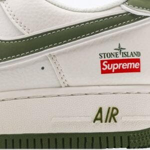 【AT3115】Supreme x Nike AIR FORCE 1'07 シュプリーム x ストーンアイランド x ナイキ エアフォース1'07。 柔らかく、弾力に富んだクッション性能と優れたミッドソールデザインを備え、レトロと現代を横断する外観が組み合わさり、30年以上にわたって世界中で人気のForce 1が生まれました。
