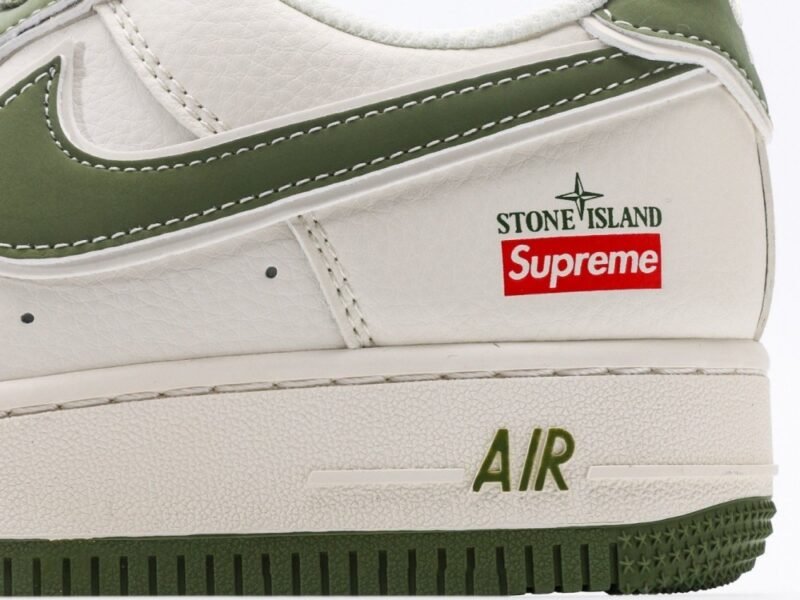 【AT3115】Supreme x Nike AIR FORCE 1'07 シュプリーム x ストーンアイランド x ナイキ エアフォース1'07。 柔らかく、弾力に富んだクッション性能と優れたミッドソールデザインを備え、レトロと現代を横断する外観が組み合わさり、30年以上にわたって世界中で人気のForce 1が生まれました。