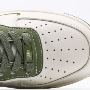【AT3115】Supreme x Nike AIR FORCE 1'07 シュプリーム x ストーンアイランド x ナイキ エアフォース1'07。 柔らかく、弾力に富んだクッション性能と優れたミッドソールデザインを備え、レトロと現代を横断する外観が組み合わさり、30年以上にわたって世界中で人気のForce 1が生まれました。