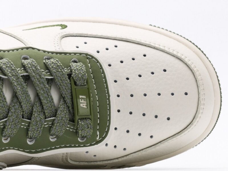 【AT3115】Supreme x Nike AIR FORCE 1'07 シュプリーム x ストーンアイランド x ナイキ エアフォース1'07。 柔らかく、弾力に富んだクッション性能と優れたミッドソールデザインを備え、レトロと現代を横断する外観が組み合わさり、30年以上にわたって世界中で人気のForce 1が生まれました。