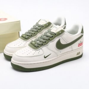 【AT3115】Supreme x Nike AIR FORCE 1'07 シュプリーム x ストーンアイランド x ナイキ エアフォース1'07。 柔らかく、弾力に富んだクッション性能と優れたミッドソールデザインを備え、レトロと現代を横断する外観が組み合わさり、30年以上にわたって世界中で人気のForce 1が生まれました。