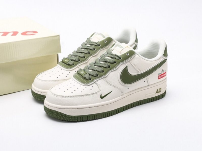 【AT3115】Supreme x Nike AIR FORCE 1'07 シュプリーム x ストーンアイランド x ナイキ エアフォース1'07。 柔らかく、弾力に富んだクッション性能と優れたミッドソールデザインを備え、レトロと現代を横断する外観が組み合わさり、30年以上にわたって世界中で人気のForce 1が生まれました。