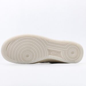 【AT3116】Nike AIR FORCE 1‘07 エアフォース1ローカットの汎用的なカジュアルスポーツシューズ。柔らかく、十分な反発力があり、優れたミッドソールデザインを備えることで、復古と現代の外観が組み合わされ、30年以上にわたって世界中で大流行するForce 1が完成します。