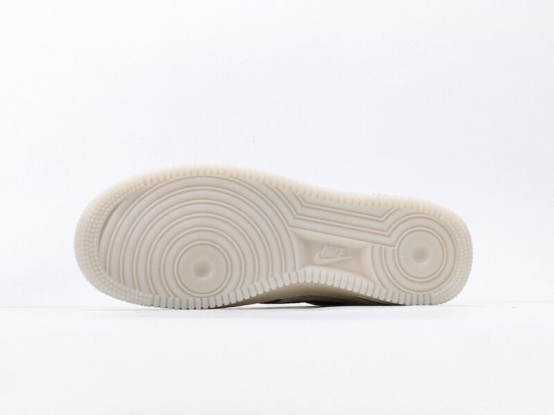 【AT3116】Nike AIR FORCE 1‘07 エアフォース1ローカットの汎用的なカジュアルスポーツシューズ。柔らかく、十分な反発力があり、優れたミッドソールデザインを備えることで、復古と現代の外観が組み合わされ、30年以上にわたって世界中で大流行するForce 1が完成します。