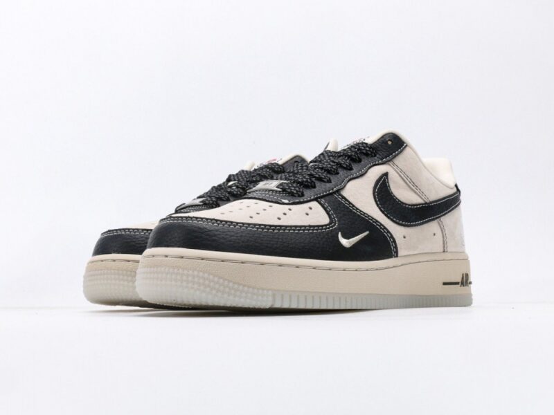 【AT3116】Nike AIR FORCE 1‘07 エアフォース1ローカットの汎用的なカジュアルスポーツシューズ。柔らかく、十分な反発力があり、優れたミッドソールデザインを備えることで、復古と現代の外観が組み合わされ、30年以上にわたって世界中で大流行するForce 1が完成します。