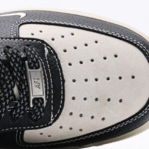 【AT3116】Nike AIR FORCE 1‘07 エアフォース1ローカットの汎用的なカジュアルスポーツシューズ。柔らかく、十分な反発力があり、優れたミッドソールデザインを備えることで、復古と現代の外観が組み合わされ、30年以上にわたって世界中で大流行するForce 1が完成します。