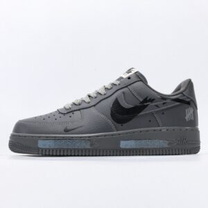 【AT3119】Undefeated x Nike AIR FORCE 1‘07 エア フォース 1‘07は、柔らかく、弾力性に富んだクッショニング性能と優れたミッドソールデザインを備えており、レトロとモダンが融合した外観で、30年以上にわたり世界中で人気を博しています。
