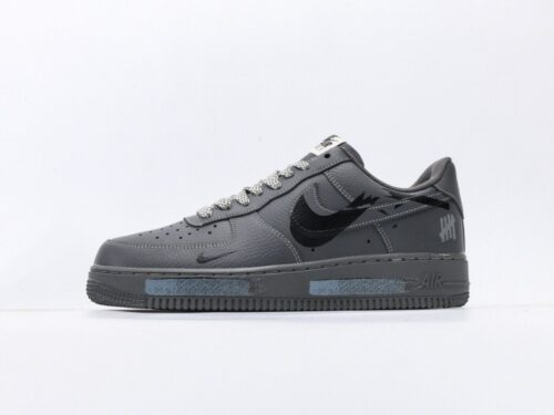 【AT3119】Undefeated x Nike AIR FORCE 1‘07 エア フォース 1‘07は、柔らかく、弾力性に富んだクッショニング性能と優れたミッドソールデザインを備えており、レトロとモダンが融合した外観で、30年以上にわたり世界中で人気を博しています。