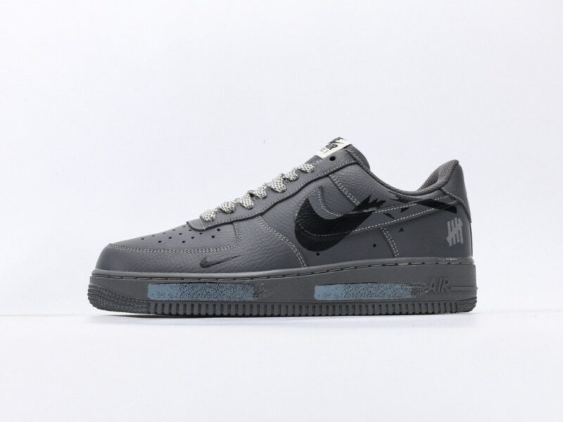【AT3119】Undefeated x Nike AIR FORCE 1‘07 エア フォース 1‘07は、柔らかく、弾力性に富んだクッショニング性能と優れたミッドソールデザインを備えており、レトロとモダンが融合した外観で、30年以上にわたり世界中で人気を博しています。