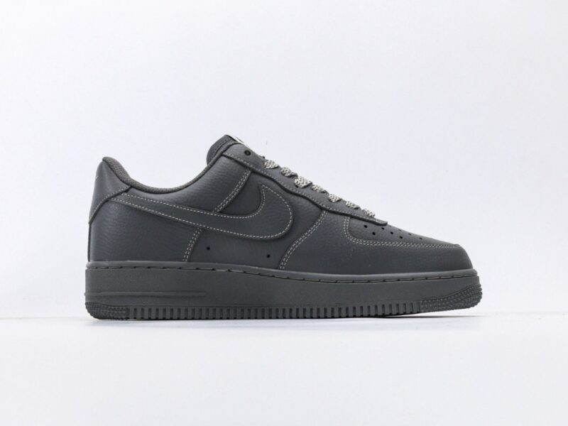 【AT3119】Undefeated x Nike AIR FORCE 1‘07 エア フォース 1‘07は、柔らかく、弾力性に富んだクッショニング性能と優れたミッドソールデザインを備えており、レトロとモダンが融合した外観で、30年以上にわたり世界中で人気を博しています。