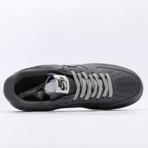 【AT3119】Undefeated x Nike AIR FORCE 1‘07 エア フォース 1‘07は、柔らかく、弾力性に富んだクッショニング性能と優れたミッドソールデザインを備えており、レトロとモダンが融合した外観で、30年以上にわたり世界中で人気を博しています。