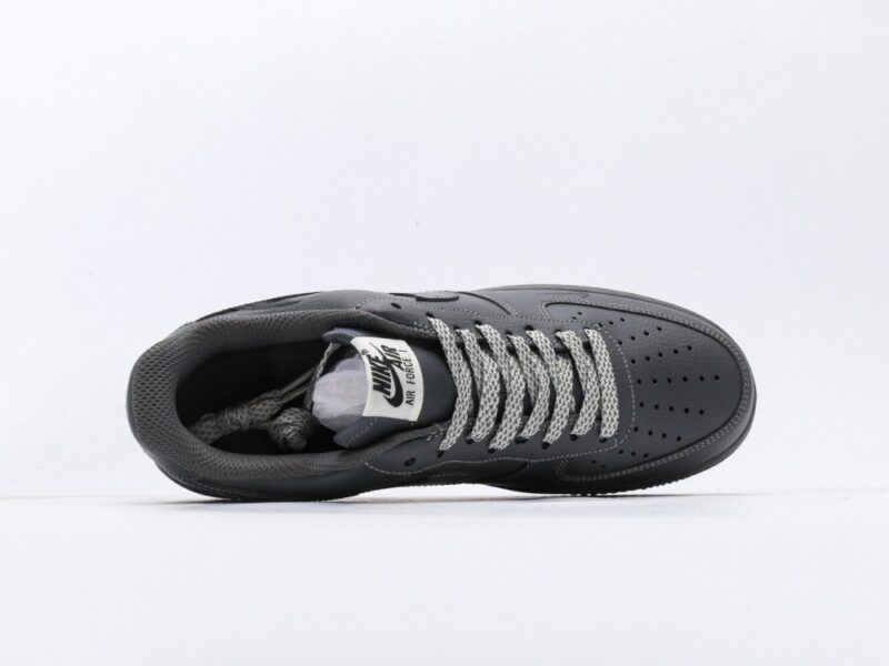 【AT3119】Undefeated x Nike AIR FORCE 1‘07 エア フォース 1‘07は、柔らかく、弾力性に富んだクッショニング性能と優れたミッドソールデザインを備えており、レトロとモダンが融合した外観で、30年以上にわたり世界中で人気を博しています。