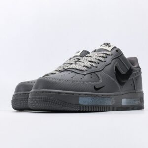 【AT3119】Undefeated x Nike AIR FORCE 1‘07 エア フォース 1‘07は、柔らかく、弾力性に富んだクッショニング性能と優れたミッドソールデザインを備えており、レトロとモダンが融合した外観で、30年以上にわたり世界中で人気を博しています。