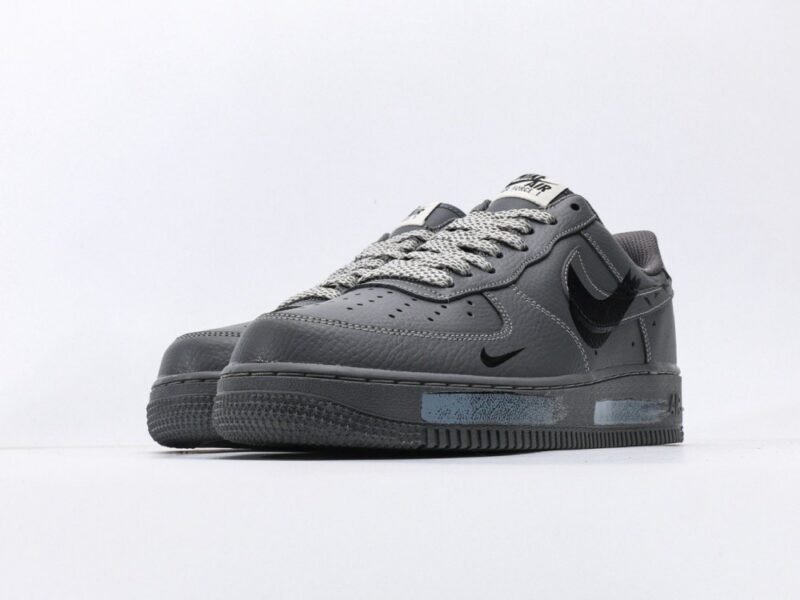 【AT3119】Undefeated x Nike AIR FORCE 1‘07 エア フォース 1‘07は、柔らかく、弾力性に富んだクッショニング性能と優れたミッドソールデザインを備えており、レトロとモダンが融合した外観で、30年以上にわたり世界中で人気を博しています。