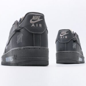 【AT3119】Undefeated x Nike AIR FORCE 1‘07 エア フォース 1‘07は、柔らかく、弾力性に富んだクッショニング性能と優れたミッドソールデザインを備えており、レトロとモダンが融合した外観で、30年以上にわたり世界中で人気を博しています。