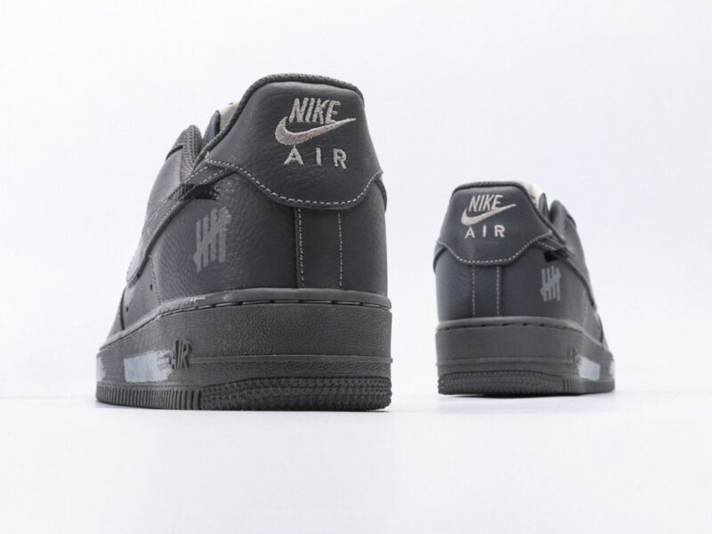 【AT3119】Undefeated x Nike AIR FORCE 1‘07 エア フォース 1‘07は、柔らかく、弾力性に富んだクッショニング性能と優れたミッドソールデザインを備えており、レトロとモダンが融合した外観で、30年以上にわたり世界中で人気を博しています。