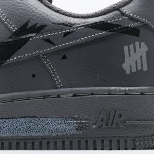 【AT3119】Undefeated x Nike AIR FORCE 1‘07 エア フォース 1‘07は、柔らかく、弾力性に富んだクッショニング性能と優れたミッドソールデザインを備えており、レトロとモダンが融合した外観で、30年以上にわたり世界中で人気を博しています。