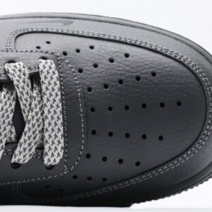 【AT3119】Undefeated x Nike AIR FORCE 1‘07 エア フォース 1‘07は、柔らかく、弾力性に富んだクッショニング性能と優れたミッドソールデザインを備えており、レトロとモダンが融合した外観で、30年以上にわたり世界中で人気を博しています。