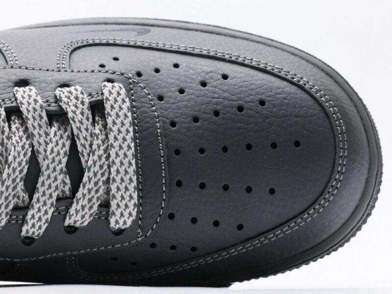 【AT3119】Undefeated x Nike AIR FORCE 1‘07 エア フォース 1‘07は、柔らかく、弾力性に富んだクッショニング性能と優れたミッドソールデザインを備えており、レトロとモダンが融合した外観で、30年以上にわたり世界中で人気を博しています。