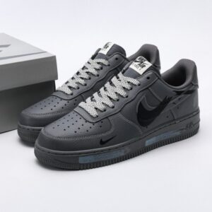 【AT3119】Undefeated x Nike AIR FORCE 1‘07 エア フォース 1‘07は、柔らかく、弾力性に富んだクッショニング性能と優れたミッドソールデザインを備えており、レトロとモダンが融合した外観で、30年以上にわたり世界中で人気を博しています。