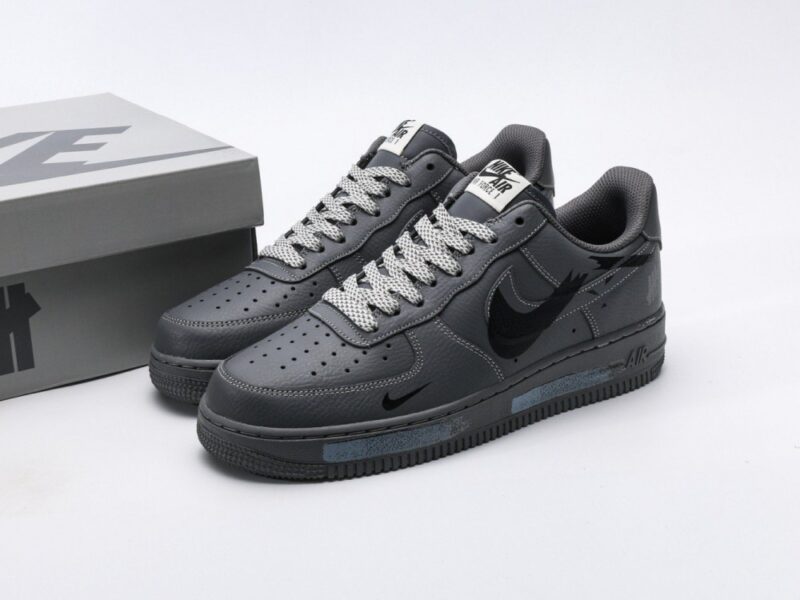 【AT3119】Undefeated x Nike AIR FORCE 1‘07 エア フォース 1‘07は、柔らかく、弾力性に富んだクッショニング性能と優れたミッドソールデザインを備えており、レトロとモダンが融合した外観で、30年以上にわたり世界中で人気を博しています。