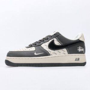 【AT3120】Stussy x Nike AIR FORCE 1‘07 エアフォース1ローカット、百搭のカジュアルスポーツシューズ。柔らかく、弾力のあるクッショニングと優れたミッドソールデザインで、レトロとモダンが融合した外観が特徴です。30年以上にわたり世界中で愛されてきたForce 1を象徴しています。