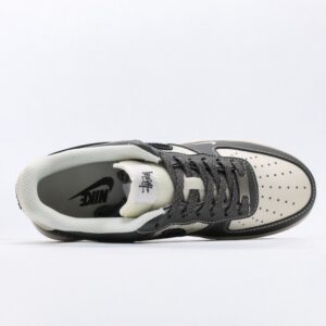 【AT3120】Stussy x Nike AIR FORCE 1‘07 エアフォース1ローカット、百搭のカジュアルスポーツシューズ。柔らかく、弾力のあるクッショニングと優れたミッドソールデザインで、レトロとモダンが融合した外観が特徴です。30年以上にわたり世界中で愛されてきたForce 1を象徴しています。