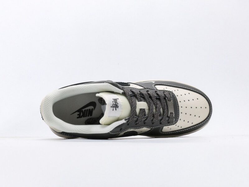 【AT3120】Stussy x Nike AIR FORCE 1‘07 エアフォース1ローカット、百搭のカジュアルスポーツシューズ。柔らかく、弾力のあるクッショニングと優れたミッドソールデザインで、レトロとモダンが融合した外観が特徴です。30年以上にわたり世界中で愛されてきたForce 1を象徴しています。