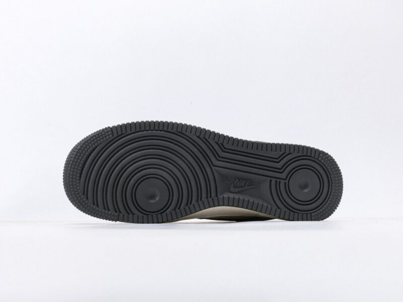 【AT3120】Stussy x Nike AIR FORCE 1‘07 エアフォース1ローカット、百搭のカジュアルスポーツシューズ。柔らかく、弾力のあるクッショニングと優れたミッドソールデザインで、レトロとモダンが融合した外観が特徴です。30年以上にわたり世界中で愛されてきたForce 1を象徴しています。