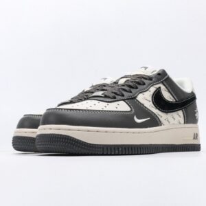 【AT3120】Stussy x Nike AIR FORCE 1‘07 エアフォース1ローカット、百搭のカジュアルスポーツシューズ。柔らかく、弾力のあるクッショニングと優れたミッドソールデザインで、レトロとモダンが融合した外観が特徴です。30年以上にわたり世界中で愛されてきたForce 1を象徴しています。