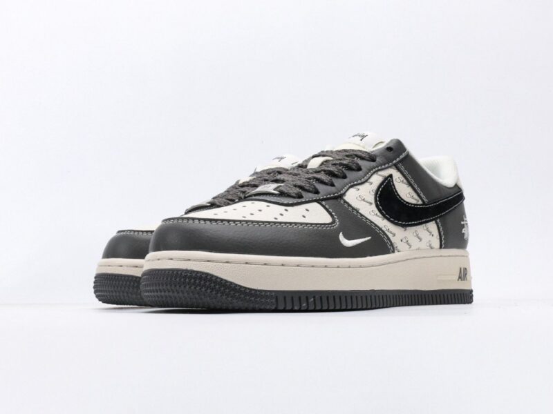 【AT3120】Stussy x Nike AIR FORCE 1‘07 エアフォース1ローカット、百搭のカジュアルスポーツシューズ。柔らかく、弾力のあるクッショニングと優れたミッドソールデザインで、レトロとモダンが融合した外観が特徴です。30年以上にわたり世界中で愛されてきたForce 1を象徴しています。