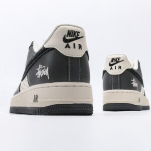 【AT3120】Stussy x Nike AIR FORCE 1‘07 エアフォース1ローカット、百搭のカジュアルスポーツシューズ。柔らかく、弾力のあるクッショニングと優れたミッドソールデザインで、レトロとモダンが融合した外観が特徴です。30年以上にわたり世界中で愛されてきたForce 1を象徴しています。