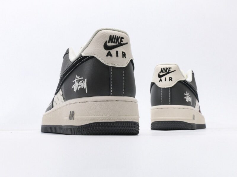 【AT3120】Stussy x Nike AIR FORCE 1‘07 エアフォース1ローカット、百搭のカジュアルスポーツシューズ。柔らかく、弾力のあるクッショニングと優れたミッドソールデザインで、レトロとモダンが融合した外観が特徴です。30年以上にわたり世界中で愛されてきたForce 1を象徴しています。