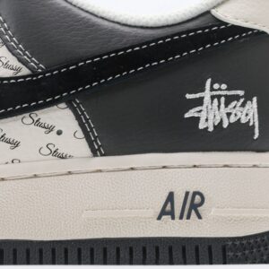 【AT3120】Stussy x Nike AIR FORCE 1‘07 エアフォース1ローカット、百搭のカジュアルスポーツシューズ。柔らかく、弾力のあるクッショニングと優れたミッドソールデザインで、レトロとモダンが融合した外観が特徴です。30年以上にわたり世界中で愛されてきたForce 1を象徴しています。