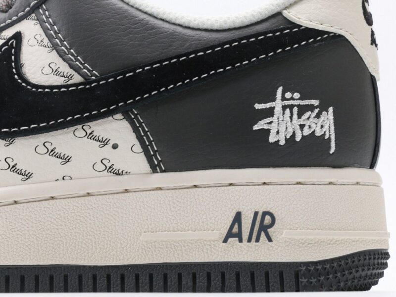 【AT3120】Stussy x Nike AIR FORCE 1‘07 エアフォース1ローカット、百搭のカジュアルスポーツシューズ。柔らかく、弾力のあるクッショニングと優れたミッドソールデザインで、レトロとモダンが融合した外観が特徴です。30年以上にわたり世界中で愛されてきたForce 1を象徴しています。