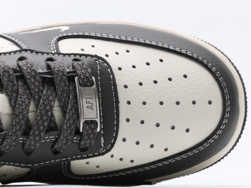 【AT3120】Stussy x Nike AIR FORCE 1‘07 エアフォース1ローカット、百搭のカジュアルスポーツシューズ。柔らかく、弾力のあるクッショニングと優れたミッドソールデザインで、レトロとモダンが融合した外観が特徴です。30年以上にわたり世界中で愛されてきたForce 1を象徴しています。