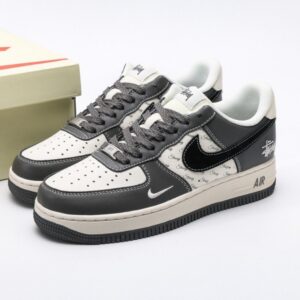 【AT3120】Stussy x Nike AIR FORCE 1‘07 エアフォース1ローカット、百搭のカジュアルスポーツシューズ。柔らかく、弾力のあるクッショニングと優れたミッドソールデザインで、レトロとモダンが融合した外観が特徴です。30年以上にわたり世界中で愛されてきたForce 1を象徴しています。