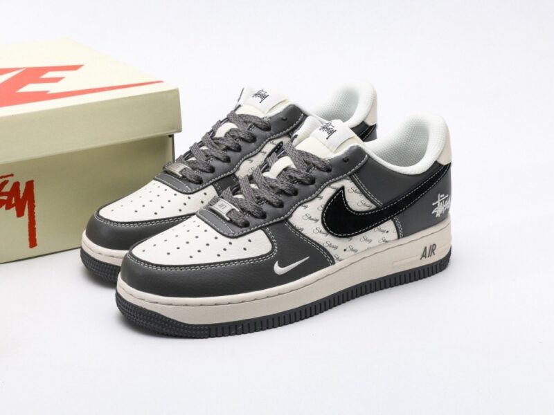 【AT3120】Stussy x Nike AIR FORCE 1‘07 エアフォース1ローカット、百搭のカジュアルスポーツシューズ。柔らかく、弾力のあるクッショニングと優れたミッドソールデザインで、レトロとモダンが融合した外観が特徴です。30年以上にわたり世界中で愛されてきたForce 1を象徴しています。