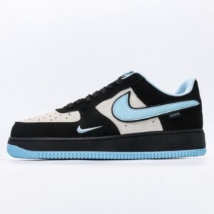 【AT3121】Supreme x Nike AIR FORCE 1‘07 エアフォース1ローカットシューズ。柔らかく、弾力性があり、中底のデザインが秀逸で、レトロとモダンが融合した外観が特徴で、30年以上も世界中で人気のForce 1を生み出す。