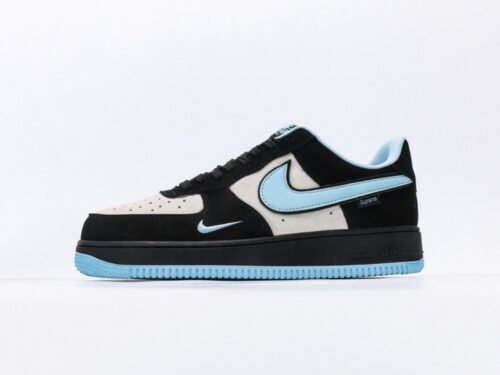 【AT3121】Supreme x Nike AIR FORCE 1‘07 エアフォース1ローカットシューズ。柔らかく、弾力性があり、中底のデザインが秀逸で、レトロとモダンが融合した外観が特徴で、30年以上も世界中で人気のForce 1を生み出す。