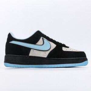 【AT3121】Supreme x Nike AIR FORCE 1‘07 エアフォース1ローカットシューズ。柔らかく、弾力性があり、中底のデザインが秀逸で、レトロとモダンが融合した外観が特徴で、30年以上も世界中で人気のForce 1を生み出す。