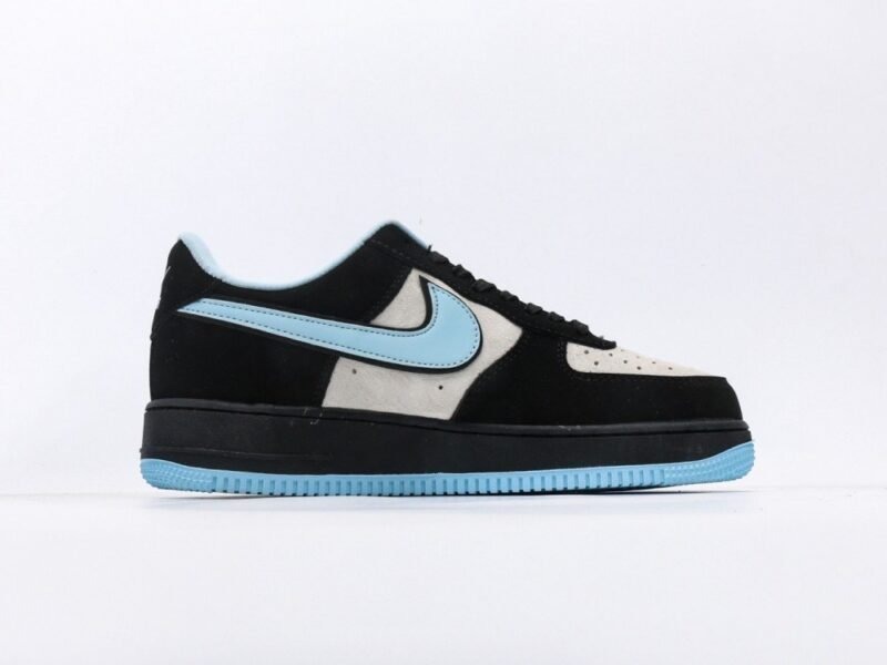 【AT3121】Supreme x Nike AIR FORCE 1‘07 エアフォース1ローカットシューズ。柔らかく、弾力性があり、中底のデザインが秀逸で、レトロとモダンが融合した外観が特徴で、30年以上も世界中で人気のForce 1を生み出す。