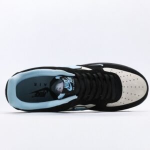 【AT3121】Supreme x Nike AIR FORCE 1‘07 エアフォース1ローカットシューズ。柔らかく、弾力性があり、中底のデザインが秀逸で、レトロとモダンが融合した外観が特徴で、30年以上も世界中で人気のForce 1を生み出す。