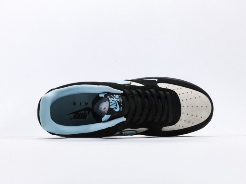 【AT3121】Supreme x Nike AIR FORCE 1‘07 エアフォース1ローカットシューズ。柔らかく、弾力性があり、中底のデザインが秀逸で、レトロとモダンが融合した外観が特徴で、30年以上も世界中で人気のForce 1を生み出す。
