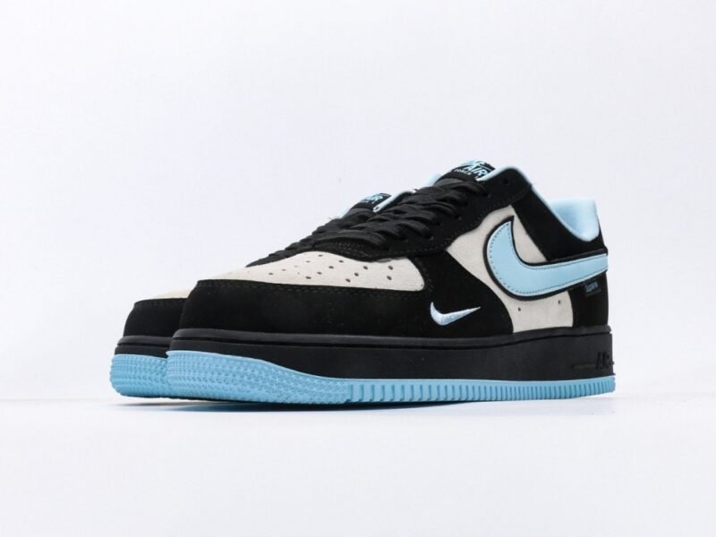 【AT3121】Supreme x Nike AIR FORCE 1‘07 エアフォース1ローカットシューズ。柔らかく、弾力性があり、中底のデザインが秀逸で、レトロとモダンが融合した外観が特徴で、30年以上も世界中で人気のForce 1を生み出す。