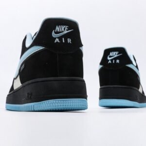 【AT3121】Supreme x Nike AIR FORCE 1‘07 エアフォース1ローカットシューズ。柔らかく、弾力性があり、中底のデザインが秀逸で、レトロとモダンが融合した外観が特徴で、30年以上も世界中で人気のForce 1を生み出す。