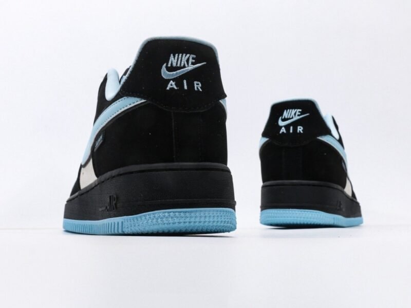 【AT3121】Supreme x Nike AIR FORCE 1‘07 エアフォース1ローカットシューズ。柔らかく、弾力性があり、中底のデザインが秀逸で、レトロとモダンが融合した外観が特徴で、30年以上も世界中で人気のForce 1を生み出す。