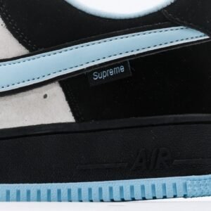 【AT3121】Supreme x Nike AIR FORCE 1‘07 エアフォース1ローカットシューズ。柔らかく、弾力性があり、中底のデザインが秀逸で、レトロとモダンが融合した外観が特徴で、30年以上も世界中で人気のForce 1を生み出す。
