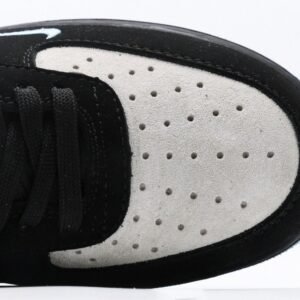 【AT3121】Supreme x Nike AIR FORCE 1‘07 エアフォース1ローカットシューズ。柔らかく、弾力性があり、中底のデザインが秀逸で、レトロとモダンが融合した外観が特徴で、30年以上も世界中で人気のForce 1を生み出す。