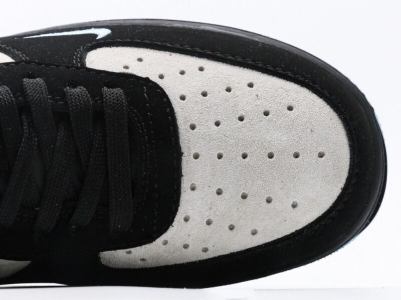 【AT3121】Supreme x Nike AIR FORCE 1‘07 エアフォース1ローカットシューズ。柔らかく、弾力性があり、中底のデザインが秀逸で、レトロとモダンが融合した外観が特徴で、30年以上も世界中で人気のForce 1を生み出す。